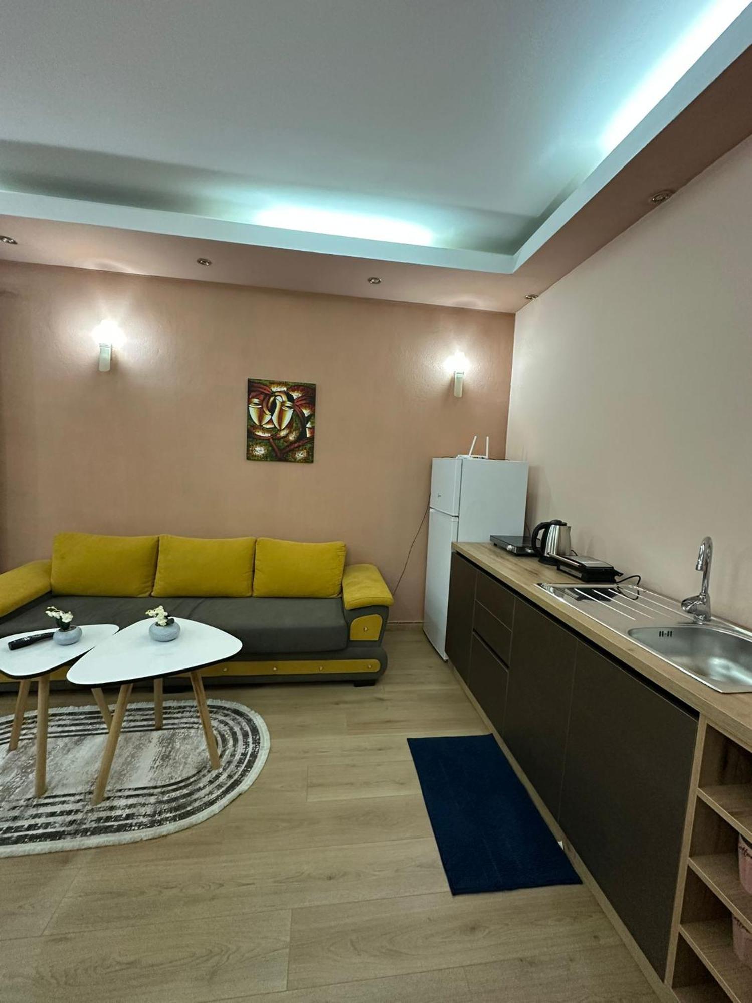 Adora Apartment Tirana Esterno foto