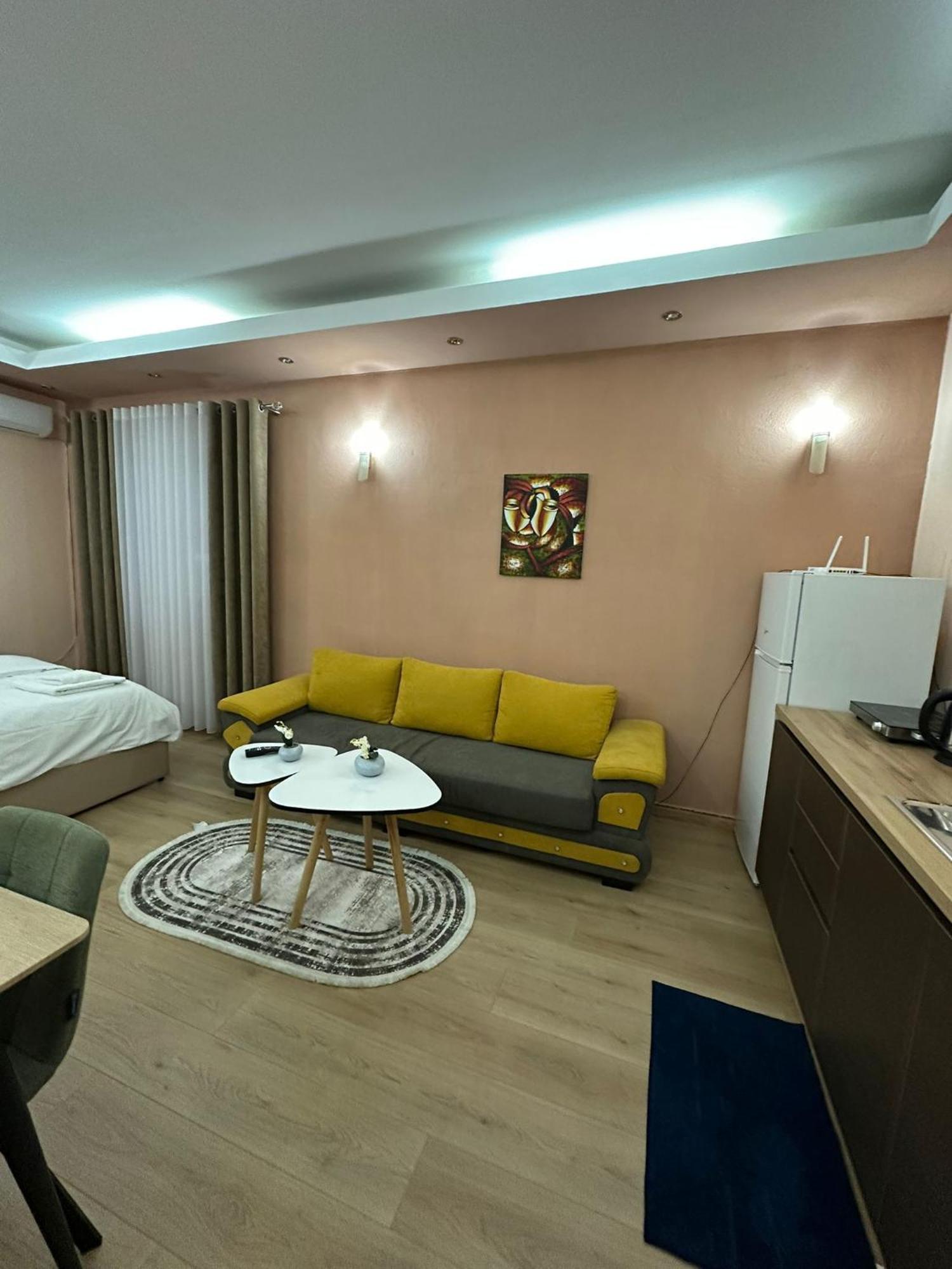 Adora Apartment Tirana Esterno foto